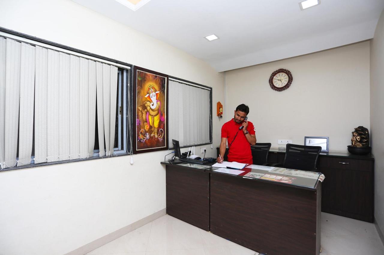 Oyo 14354 Amar Marriage Palace Hotel Dharmpura Buitenkant foto